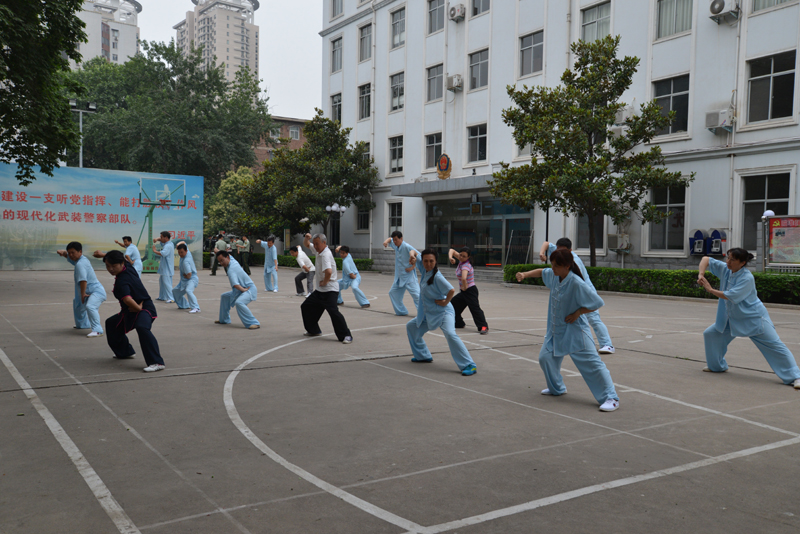 聘請(qǐng)陳式太極拳知名教練教學(xué)，開(kāi)展太極拳興趣小組活動(dòng)。