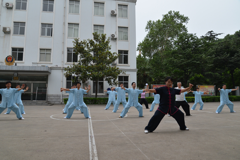 聘請(qǐng)陳式太極拳知名教練教學(xué)，開(kāi)展太極拳興趣小組活動(dòng)。