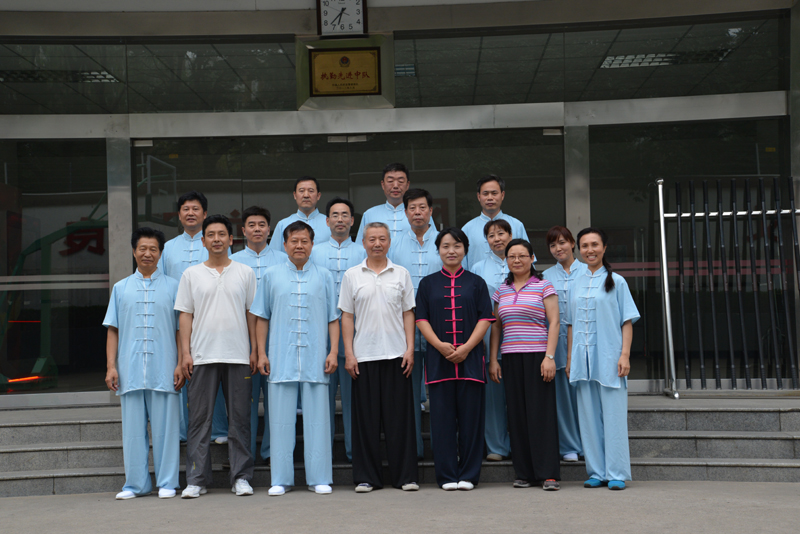 聘請(qǐng)陳式太極拳知名教練教學(xué)，開(kāi)展太極拳興趣小組活動(dòng)。