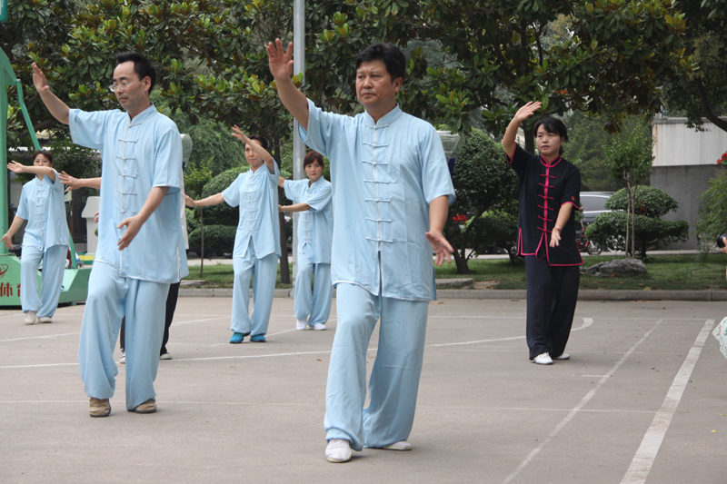 聘請(qǐng)陳式太極拳知名教練教學(xué)，開(kāi)展太極拳興趣小組活動(dòng)。